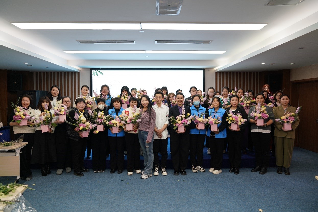 与美丽为伴  携幸福同行——“三八”妇女节插花活动